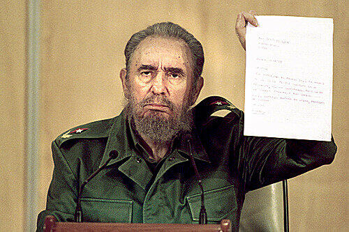 Kubas Staatschef Fidel Castro unterschreibt seine Befehle mit der linken Hand.