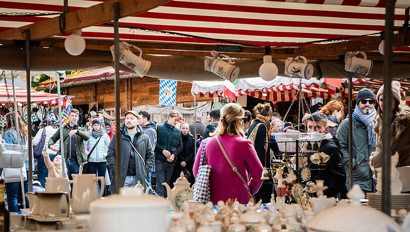 Auch der Geschirrmarkt ist beliebt.