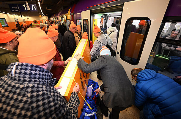 Das Schild der Lach- und Schießgesellschaft wird von Mitgliedern der Münchner Lach- und Schießgesellschaft auf einem Leiterwagen in der S-Bahn Station Marienplatz in eine S-Bahn geladen. Das Schild der Lach- und Schießgesellschaft wird von Mitgliedern der Münchner Lach- und Schießgesellschaft auf einem Leiterwagen in der S-Bahn Station Marienplatz in eine S-Bahn geladen.