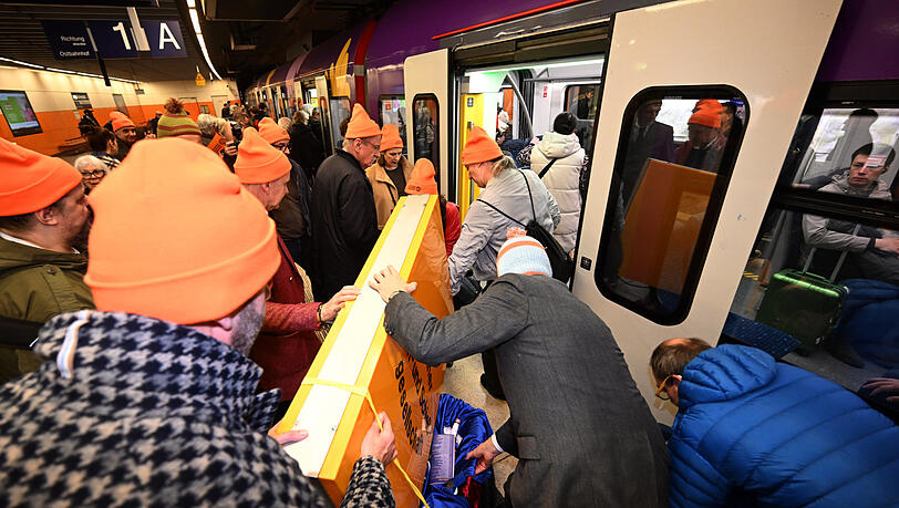 Das Schild der Lach- und Schießgesellschaft wird von Mitgliedern der Münchner Lach- und Schießgesellschaft auf einem Leiterwagen in der S-Bahn Station Marienplatz in eine S-Bahn geladen. Das Schild der Lach- und Schießgesellschaft wird von Mitgliedern der Münchner Lach- und Schießgesellschaft auf einem Leiterwagen in der S-Bahn Station Marienplatz in eine S-Bahn geladen.