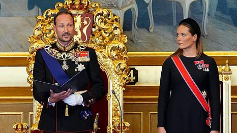 K&ouml;nig Haakon und Kronprinzessin Ingrid Alexandra standen gemeinsam vor dem Parlament.