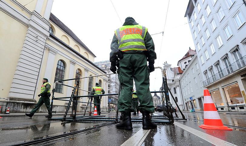 Sicherheitskonferenz in München: Kontrollen der Polizei rund um den Bayerischen Hof.