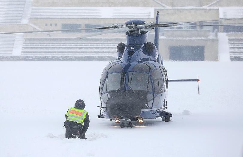 Beid einer Übung der Bundespolizei auf dem S-Bahnhof Olympiastadion kam es während der Landung der Hubschrauber zu einer Kollision. Ein Mensch starb.