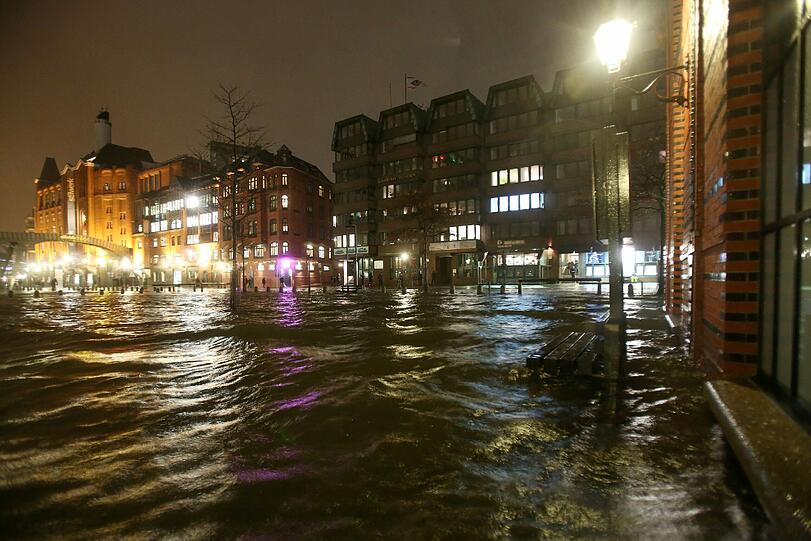 Der Hamburger Fischmarkt und die Große Elbstraße stehen durch eine Sturmflut unter Wasser.