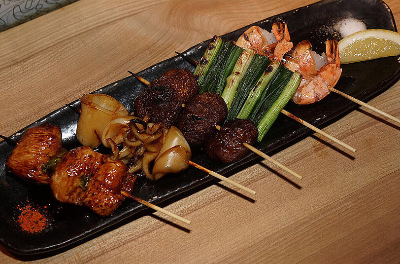 Treffen sich ein Sushi und ein Schaschlik: Im Nomiya werden die bayerische und die japanische Küche vereint.