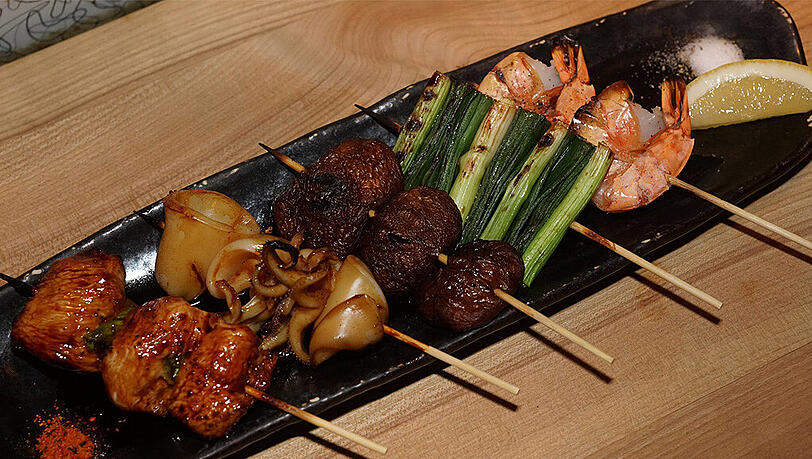 Treffen sich ein Sushi und ein Schaschlik: Im Nomiya werden die bayerische und die japanische Küche vereint. Treffen sich ein Sushi und ein Schaschlik: Im Nomiya werden die bayerische und die japanische Küche vereint.