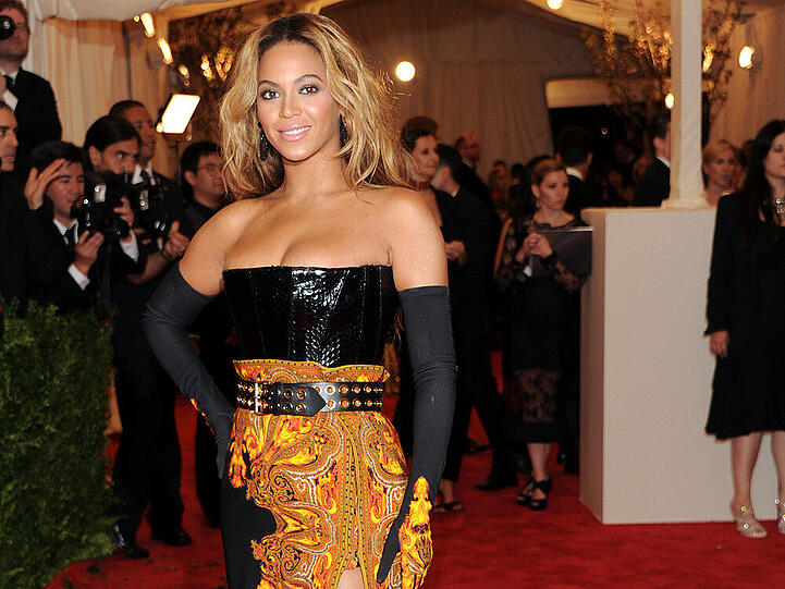 Zur einer Veranstaltung des Metropolitan Museum of Arts erschien Beyoncé 2013 in einem schulterfreien, engen schwarzen Kleid mit orientalischen Ornamenten. Neben dem Bandeau-Ausschnitt war auch der hohe Beinschlitz ein sexy Hingucker.