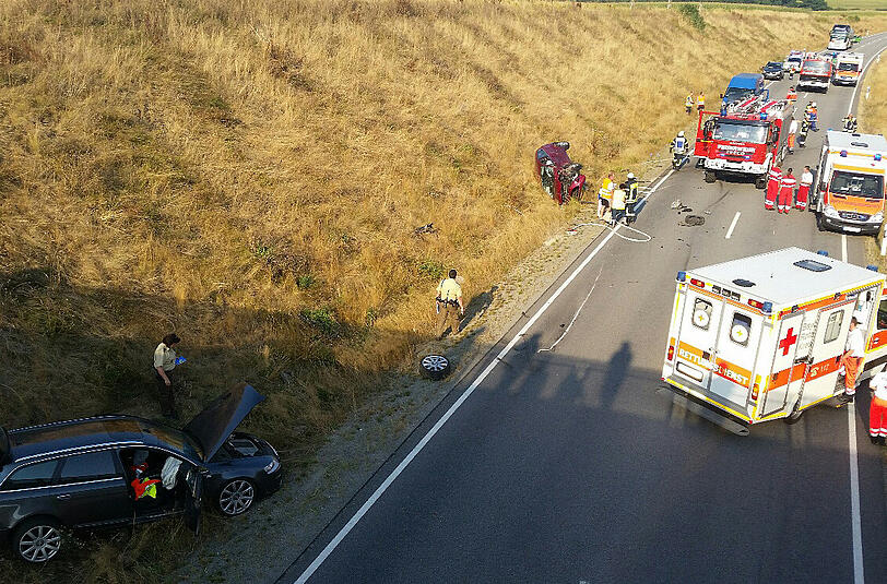 Vier Autos waren in den Unfall verwickelt. Die Bilder!