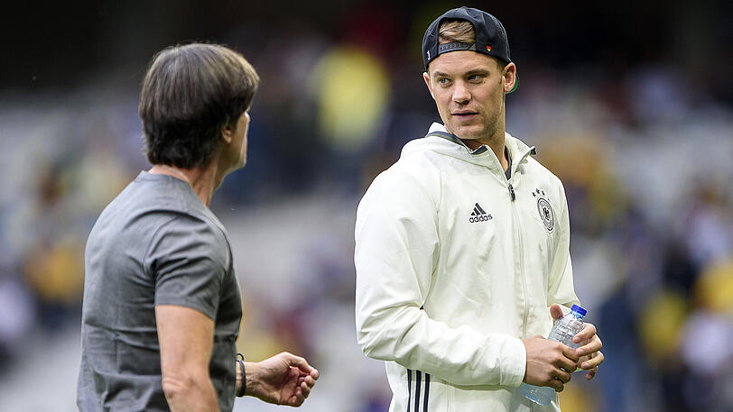 "Es wäre doch fatal, jetzt ins volle Risiko zu gehen", sagt Bundestrainer Joachim Löw über Bayern-Keeper Manuel Neuer.
