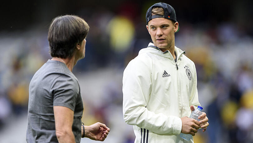 "Es wäre doch fatal, jetzt ins volle Risiko zu gehen", sagt Bundestrainer Joachim Löw über Bayern-Keeper Manuel Neuer. "Es wäre doch fatal, jetzt ins volle Risiko zu gehen", sagt Bundestrainer Joachim Löw über Bayern-Keeper Manuel Neuer.