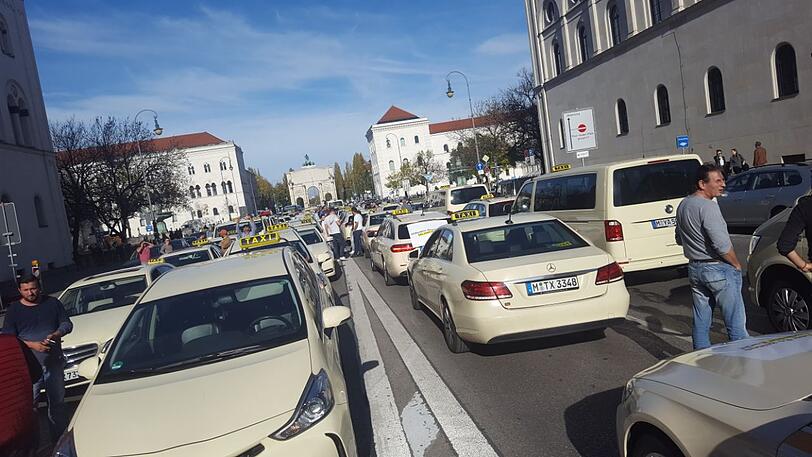 Fahrdienstleister wie "Uber" ruinieren Taxifahrern zunehmend das Geschäft. Münchens Taxler demonstrieren deshalb.