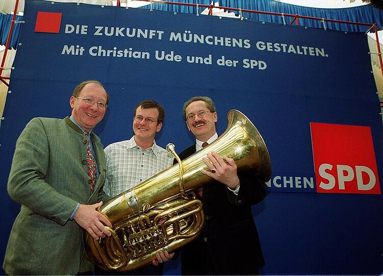 Auch die SPD schaut seit vielen Jahren vorbei, so wie hier 2001 Franz Maget, Christoph Moosbauer und Christian Ude.