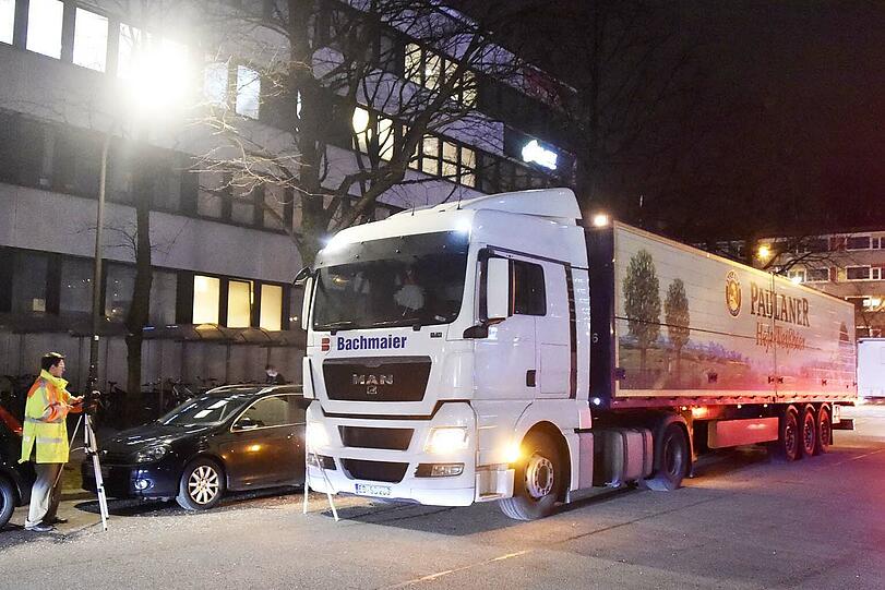 Unfallstelle Tegernseer Landstraße: Am Dienstagabend kollidierte dort ein Lkw mit einem Auto.