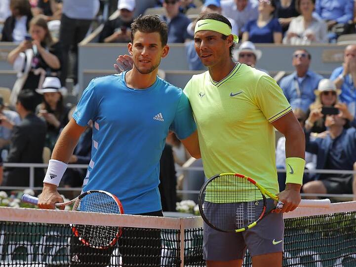 Dominic Thiem (l) und Rafael Nadal stehen vor dem Spiel für ein Foto bereit.