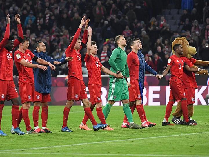 Nach dem Sieg gegen Schalke haben die Bayern nur noch einen Punkt Rückstand auf Spitzenreiter Leipzig.