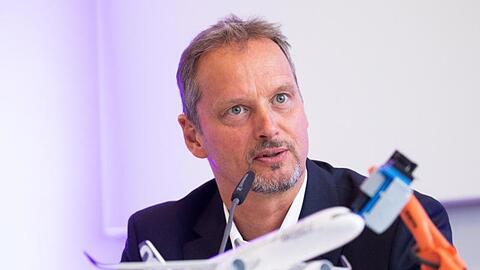 Airbus-Produktionschef Michael Schöllhorn gibt ein Statement.