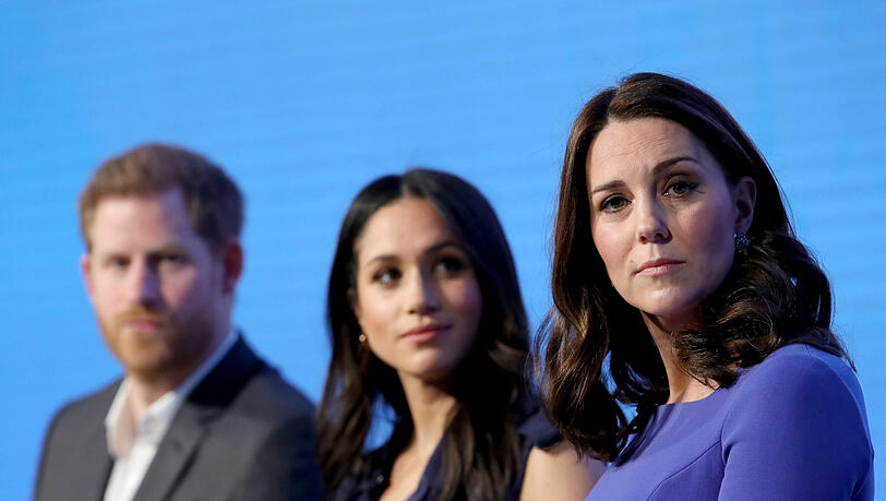 Herzogin Kates Videocall kam bei den Anhängern von Prinz Harry nicht gut an. Das Foto zeigt Harry, Meghan und Kate bei einem Forum der Stiftung "Royal Foundation" im Februar 2018.