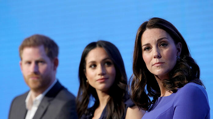 Herzogin Kates Videocall kam bei den Anhängern von Prinz Harry nicht gut an. Das Foto zeigt Harry, Meghan und Kate bei einem Forum der Stiftung "Royal Foundation" im Februar 2018.