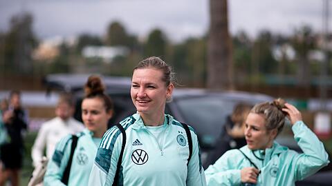 Alexandra Popp (M) ist die Kapitänin des DFB-Teams.