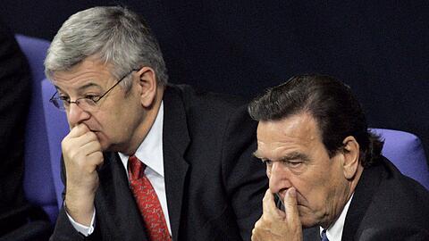 Bundeskanzler Gerhard Schröder hatte es mit noch knapperen Mehrheiten zu tun. (Archivbild)