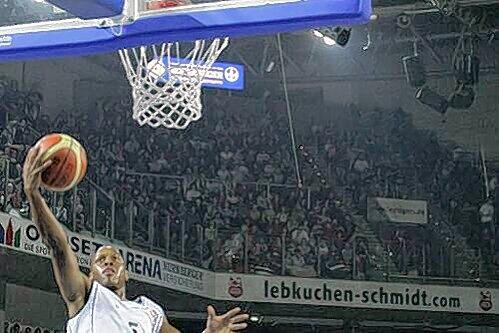 Unvergessenes Basketball-Highlight: 2005 besiegten die Bamberger (hier Mallet, l.) in der Nürnberger Arena Treviso mit 92:85.