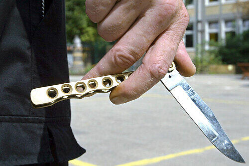 Nahe des Optimolgeländes stach ein Mann einem 19-Jährigen ein Messer in den Rücken. Der junge Mann ist außer Lebensgefahr. (Symbolbild)