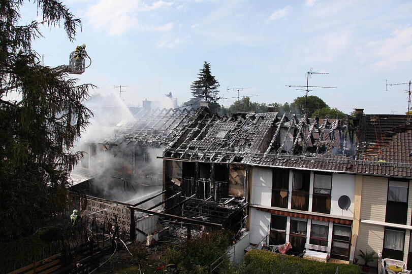 Rauchschwaden in Eiselfing: Ein Wohnhaus steht in Flammen.