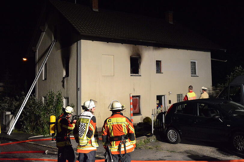 Zum Vollbrand eines Wohnhauses wurden die Feuerwehren aus Vilsbiburg, Seyboldsdorf, Aich und Bonbruck in der Nacht von Freitag auf Samstag kurz vor ein Uhr alarmiert.