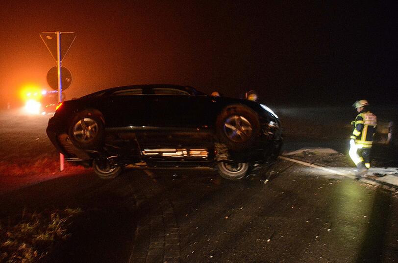 Ziemlich demoliert: Der Audi kam auf der Fahrerseite zum Liegen. Die Bilder vom Unfallort