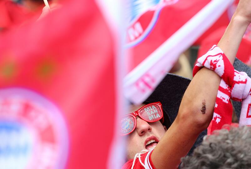 Am Sonntag feierte der FC Bayern (Männer wie Frauen) den Gewinn der Deutschen Meisterschaft. Tausende Fans waren auf den Marienplatz gekommen. Die Bilder.