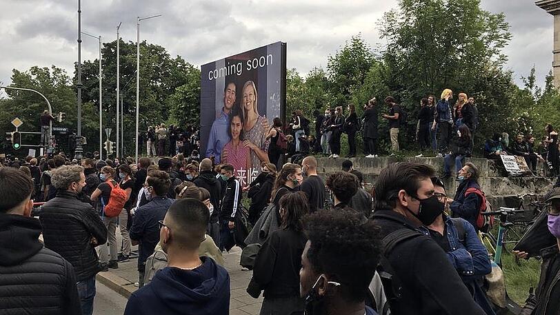 Über 25.000 Menschen protestierten am Samstag in München rund um den Königs- und den Karolinenplatz friedlich gegen Rassismus. Auslöser der weltweiten Demos - allein in Deutschland gingen Menschen in über 25 Städten auf die Straße -  war ein Polizeieinsatz in Minneapolis, Minnesota, am 25. Mai 2020. Der 46-jährige Afroamerikaner George Floyd starb dabei durch Polizeigewalt. In München war dies die größte Demo seit langer Zeit.