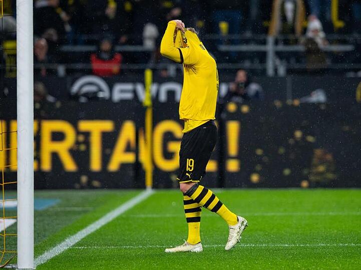 Dortmunds Julian Brandt zog sich nach dem Schlusspfiff frustriert das Trikot über den Kopf.