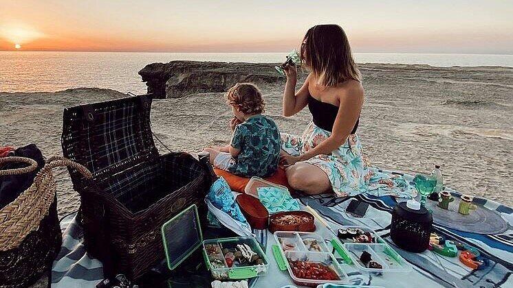 Familien-Picknick am Meer