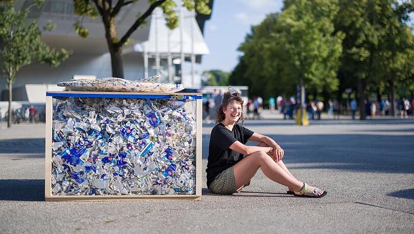 Mit dem Teller auf geschnetzelten Tetrapaks stellt Holzbildhauerin Melanie Langendorf (24) die Frage, welche Bedeutung Lebensmittel über den reinen Konsum für uns haben