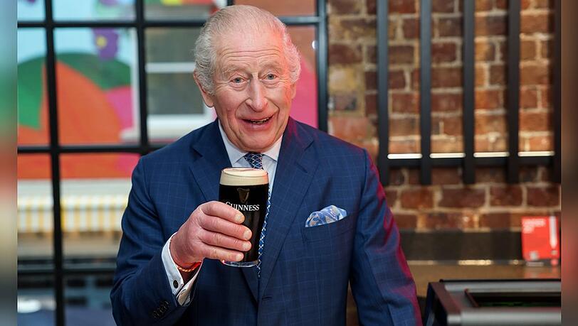 König Charles III. hat ein nahezu perfektes Guinness gezapft. König Charles III. hat ein nahezu perfektes Guinness gezapft.