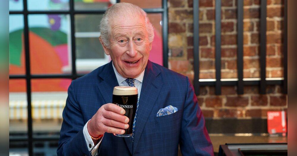 K-nig-Charles-er-ffnet-Brauerei-und-zapft-ein-perfektes-Guinness