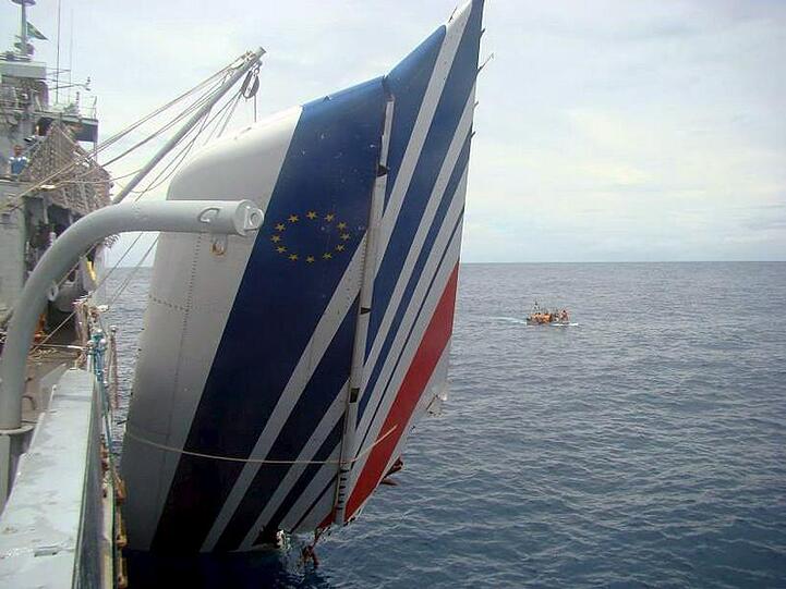 Ein Teil der verunglückten Maschine wird von der brasilianischen Marine geborgen.