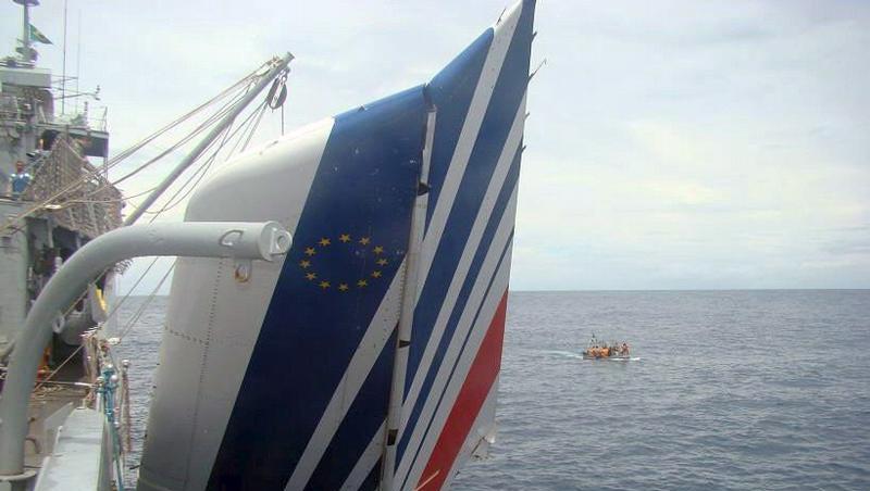 Ein Teil der verunglückten Maschine wird von der brasilianischen Marine geborgen. Ein Teil der verunglückten Maschine wird von der brasilianischen Marine geborgen.