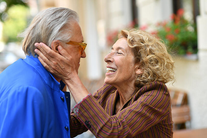 Gro&szlig;e Wiedersehensfreude: Adele Neuhauser und Michael Brandner beim Agentur-Scenario-Sommerfest im Rahmen des 43. Filmfest M&uuml;nchen am Montag.