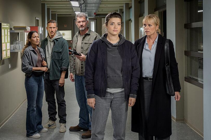 Kim Nowak (Amy Mußul, links), Moritz Brenner (Johannes Hendrik Langer, zweiter von links), Dirk Trebbe (Simon Böer) und Ina Zimmermann (Melanie Marschke, rechts) sind sich unsicher, ob sie der Aussage von Kommissarin Jana Zschocke (Altine Emini) glauben können. Kim Nowak (Amy Mußul, links), Moritz Brenner (Johannes Hendrik Langer, zweiter von links), Dirk Trebbe (Simon Böer) und Ina Zimmermann (Melanie Marschke, rechts) sind sich unsicher, ob sie der Aussage von Kommissarin Jana Zschocke (Altine Emini) glauben können.