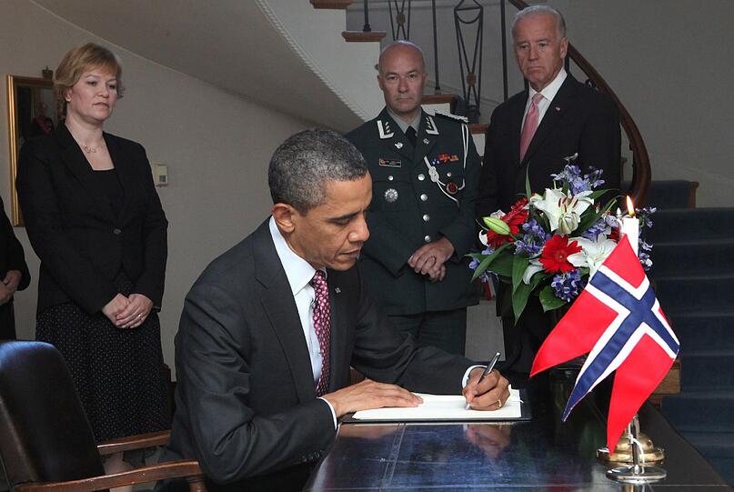 ...der Schock nach den Anschlägen in Norwegen. Barack Obama unterzeichnet in der norwegischen Botschaft in Washington das Kondolenzbuch. Um solche Momente hinter sich lassen zu können...