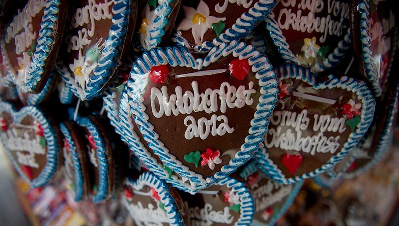 Auf dem Oktoberfest ist man wild entschlossen zum Übermut &ndash; jedes Alter, jedes Einkommen, jede Nationalität ist dabei. Als &bdquo;Volksvergnügen&ldquo; hat man das früher bezeichnet.
