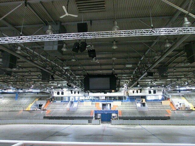 Innenansicht der modernisierten Olympia-Eishalle, der Videowürfel hängt bereits.