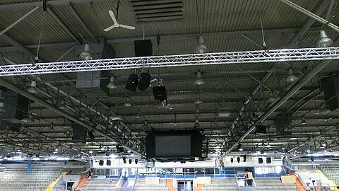 Innenansicht der modernisierten Olympia-Eishalle, der Videowürfel hängt bereits.