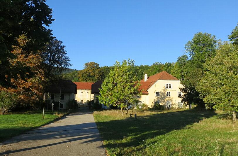 Eine Idylle im Dornröschenschlaf: Seit 2008 ist Gut Kaltenbrunn am Tegernsee-Hochufer rundum abgesperrt.