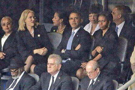 Der Schnappschuss und ihre angeregte Unterhaltung hat in sozialen Netzwerken ein riesiges Echo hervorgerufen. Darf man auf einer Trauerfeier ein Selfie machen und so viel Spaß haben? Und dann war da noch Michelle Obama, die das Treiben offenbar gar nicht lustig fand.