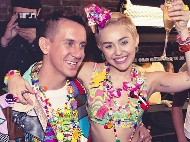 Miley Cyrus nach der Fashionshow von Jeremy Scott (li.) - mit Loom Bandz am rechten Handgelenk