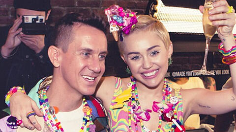 Miley Cyrus nach der Fashionshow von Jeremy Scott (li.) - mit Loom Bandz am rechten Handgelenk