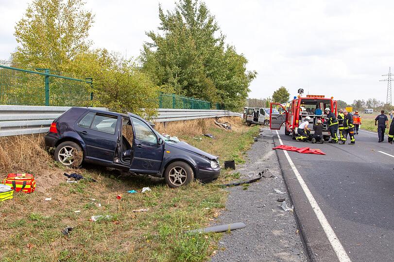 Schlimmer Unfall bei Coburg: Ein Schulbus ist dabei in den Gegenverkehr gerast - fünf Schulkinder wurden dabei schwer verletzt.