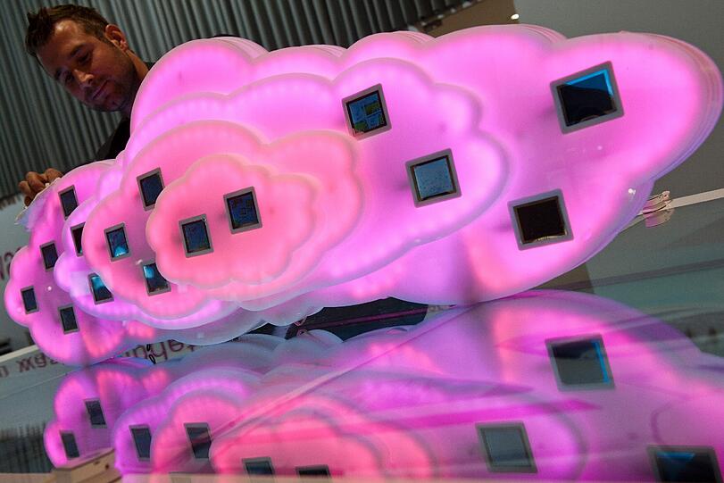 Beim Cloud-Computing werden Daten, Programme und sogar Rechenleistung direkt aus dem Netz bereitgestellt. Dieser Trend schreitet unbeirrt voran. Auf der CeBit stellen viele Anbieter Cloud-Lösungen für Unternehmen und Verbraucher vor, die den rechtlichen Rahmenbedingungen in Europa genügen.